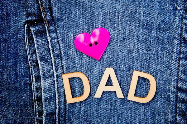 Papà con cuore rosa su sfondo denim — Foto Stock