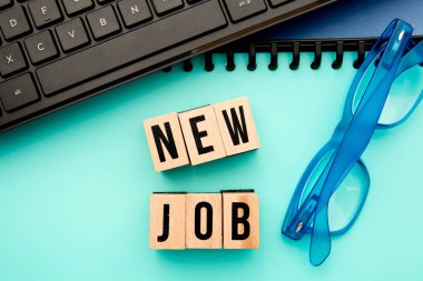 Yeni iş - ormanlık blok harflerle defter, klavye ve gözlük