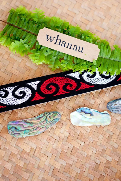 NZ - Kiwi - Maori téma - a hátterek és a tárgyak - maori szó a család (a küldetésben vagyok itt) — Stock Fotó