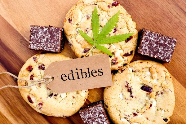 Marijuana - Cannabis - Medicinal Commestibili - Cookies & Coconut Brownies, con etichetta e foglia — Foto Stock
