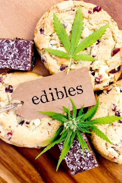 Marihuana - Cannabis - geneeskrachtige eetwaren - Cookies & kokosnoot Brownies, met tag en blad — Stockfoto