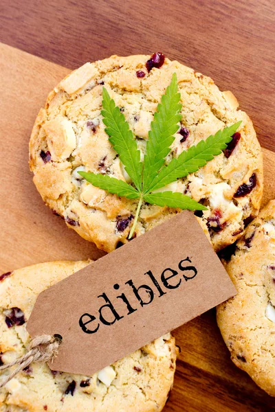 Marijuana - Cannabis - läkemedel ätbart - Cookies med tagg och blad — Stockfoto
