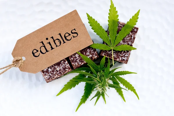 Marijuana - Cannabis - Commestibili Medicinali - Brownies al Cocco con etichetta, foglia e bocciolo — Foto Stock