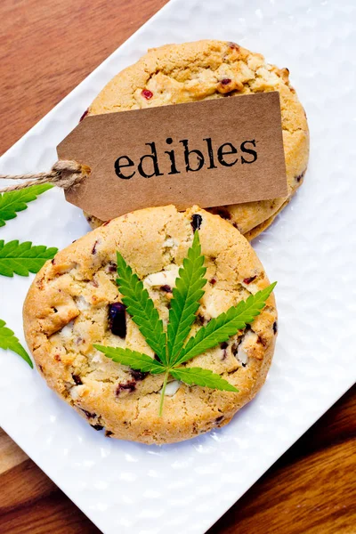 Marijuana - Cannabis - läkemedel ätbart - Cookies med tagg och blad — Stockfoto