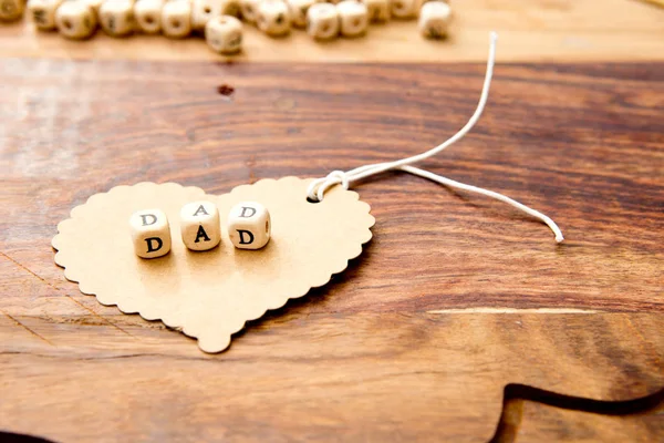 Vatertag - Papa auf Karton Herz auf Holzmaserung Hintergrund — Stockfoto