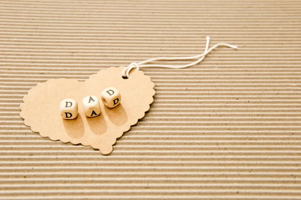 Fête des pères - Papa sur le coeur en carton sur fond de carton ondulé — Photo