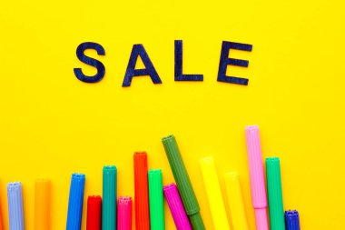 Sarı arka plan üzerinde renkli kalemler ile ahşap harf resimleri - Satılık-