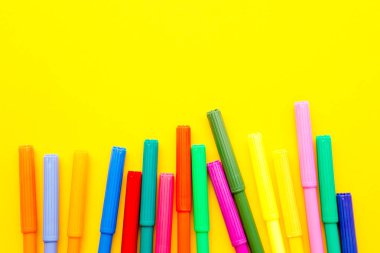 Kalem sarı arka plan üzerinde renkli resim-