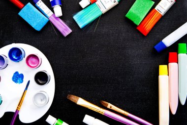 Sanat - sanat ve el sanatları ekipmanı tarafından çevrili boş yazı tahtası