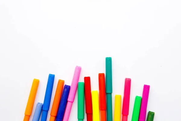 Arte - plumas de colores sobre fondo blanco — Foto de Stock