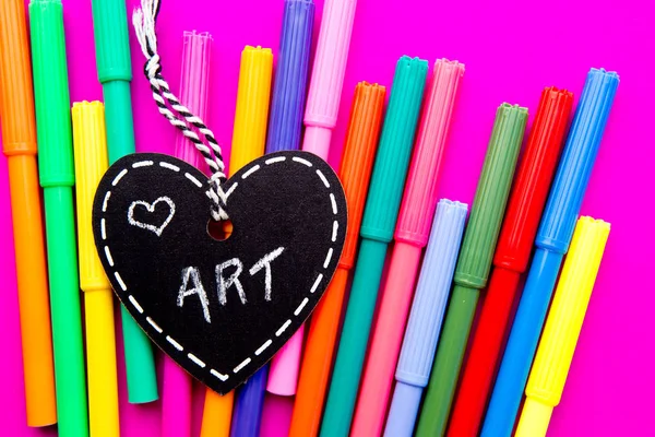 Love Art - penne colorate su sfondo rosa — Foto Stock