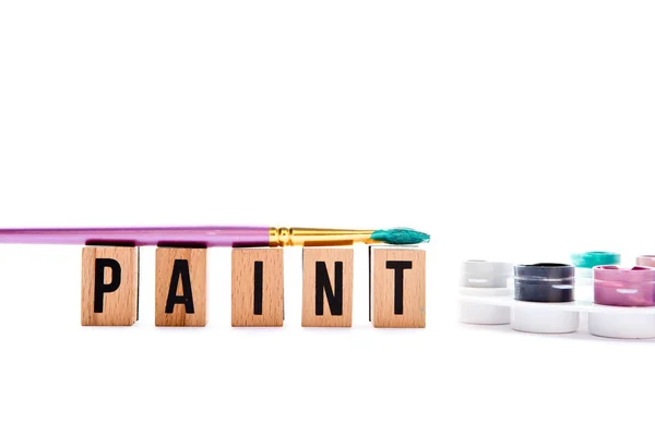 Arte - Pittura - blocchi, pennello e tavolozza su sfondo bianco — Foto Stock