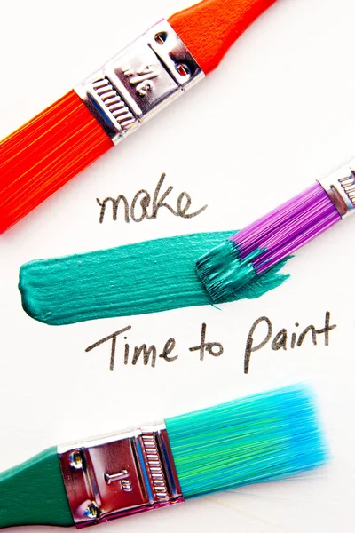 Čas na malování - Malování s malířských štětců na bílém pozadí — Stock fotografie