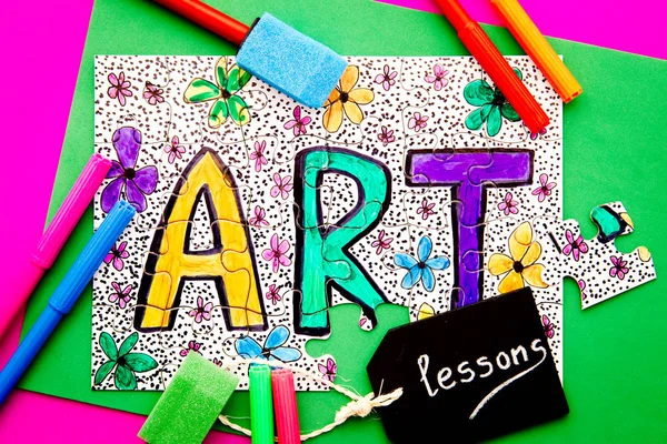Arte Jigsaw - mano dibujada en la pluma de colores en el rompecabezas con lecciones escritas en pizarra — Foto de Stock