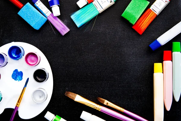 Sanat - sanat ve el sanatları ekipmanı tarafından çevrili boş yazı tahtası