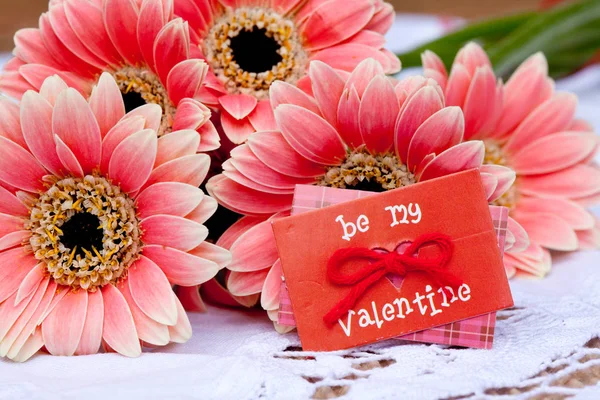 Будь моим Валентином с цветами — стоковое фото