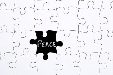 Puzzle parçaları - kelime huzur içinde siyah kara tahta alanı ile
