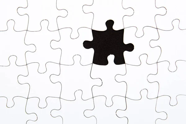 Pedaços de Puzzle - branco com espaço em falta preto — Fotografia de Stock