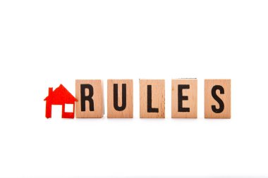 Ev kuralları - beyaz arka plan ile kırmızı ev / house simge harflerle blok