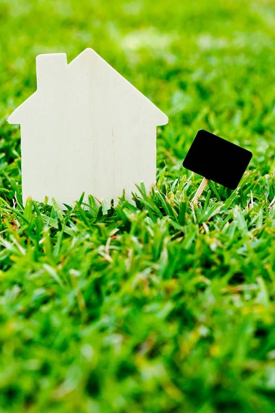 Casa y signo en el fondo de hierba —  Fotos de Stock
