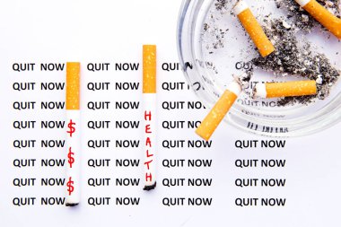 Sigara ve yazdırılan arka plan üzerinde kül tablası ile - Şimdi çıkın - sigarayı