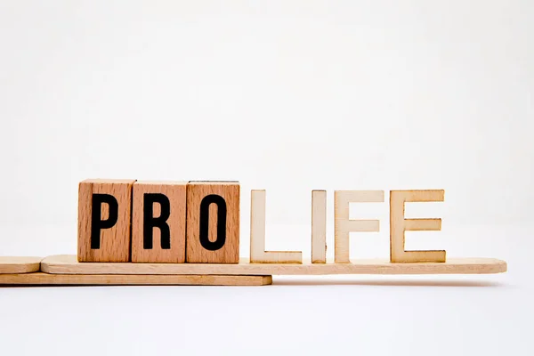 Pro Life en letras de madera sobre fondo blanco — Foto de Stock