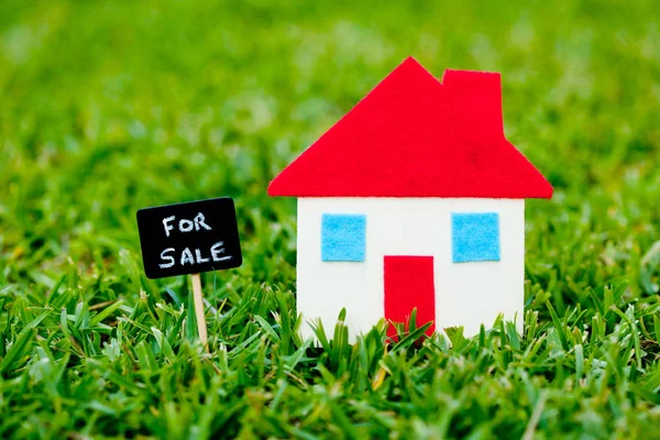 Casa - Casa - Para la venta pizarra sobre fondo de hierba —  Fotos de Stock