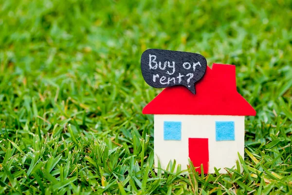 Casa - Casa - Comprar o alquilar - en el fondo de hierba —  Fotos de Stock