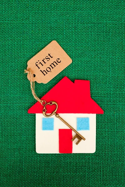 Dům s klíčem jako první dům na zeleném pozadí — Stock fotografie