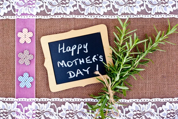 Happy Mother's Day - rozemarijn en kant op jute achtergrond — Stockfoto