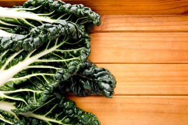 Ahşap arka plan üzerinde taze Silverbeet