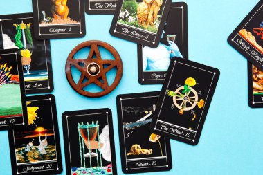 Tarot güverte - ahşap pentagram tütsü brülör ile Tarot kaynaklar
