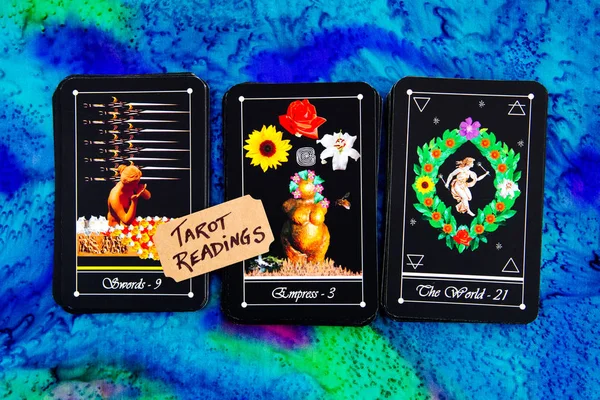 Tarot Deck - Tarot avläsningar på multi färgade siden läsning trasa — Stockfoto