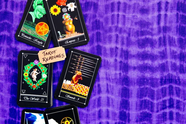 Tarot Deck - Tarot avläsningar på puple läsning trasa — Stockfoto