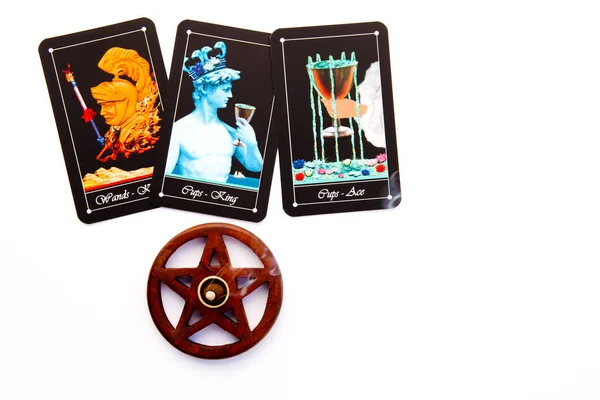 Tarot Deck - Tarot Avläsningar med trä pentagram rökelse brännare — Stockfoto