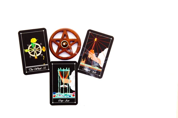 Tarot Deck - Tarot Avläsningar med trä pentagram rökelse brännare — Stockfoto