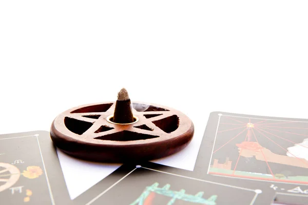 Tarot Deck - Tarot Avläsningar med trä pentagram rökelse brännare — Stockfoto