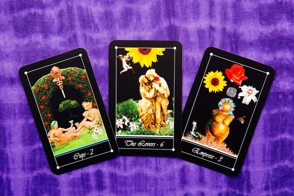 Tarot pokładu - tarota odczyty - fioletowy szmatką tło — Zdjęcie stockowe