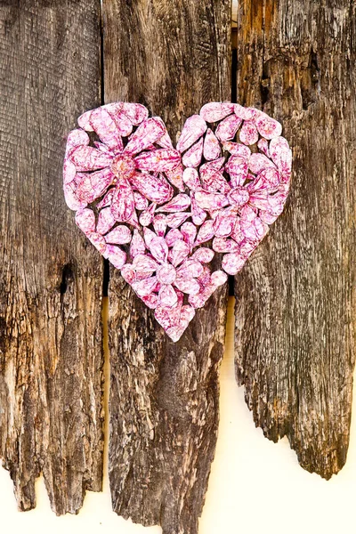 소박한 나무 배경에 꽃 핑크 호 일 공예 심장 — 스톡 사진