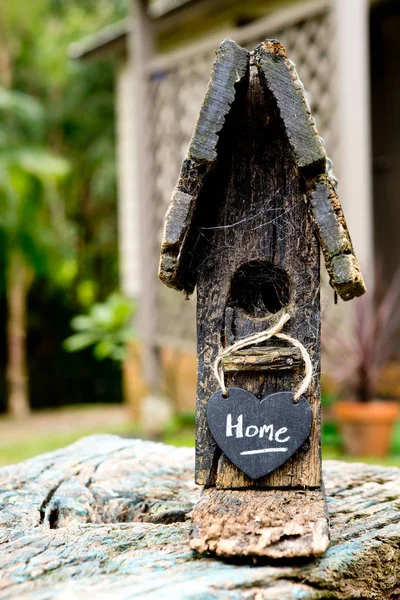 Rustikální dřevěné ptačí budku s domů na srdce tvar tabule — Stock fotografie