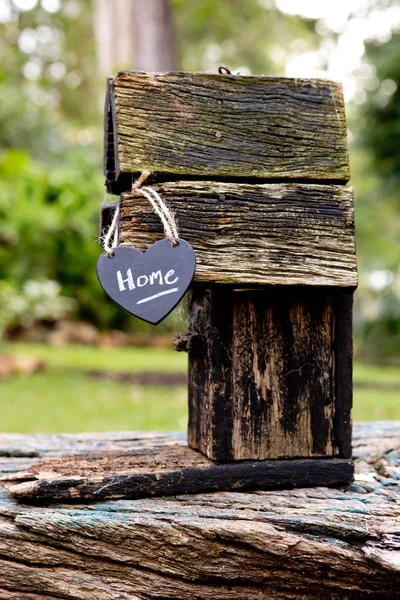 Rustikální dřevěné ptačí budku s domů na srdce tvar tabule — Stock fotografie