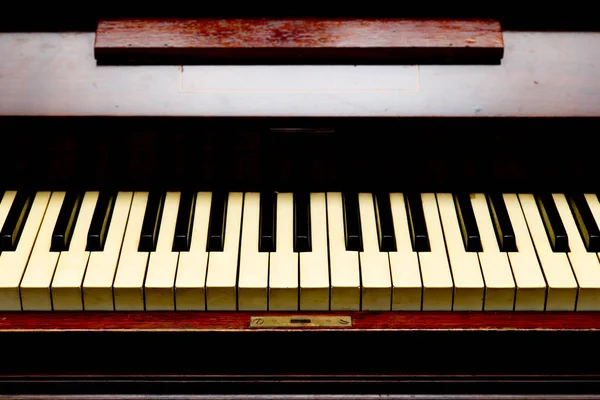 Antique Piano - piano keys - front view — Stock Photo, Image