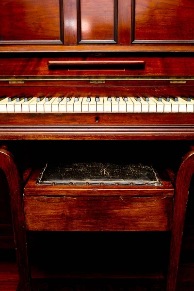 Starožitný klavír - čelní pohled klavírní klíče a stolice — Stock fotografie