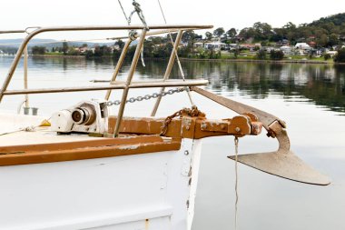 Yay ve eski yelkenli tekne çapayı durgun su üzerinde büyük lak ile