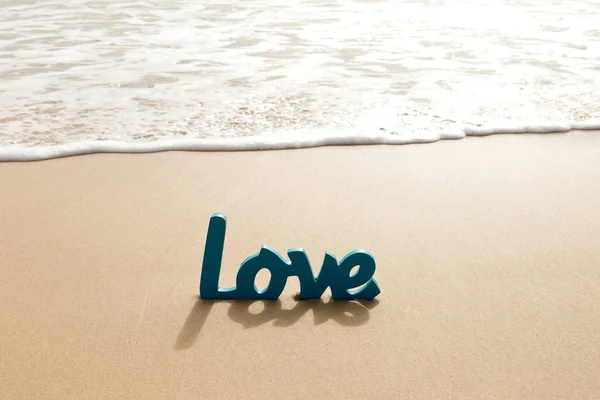 해변에서 파도와 모래에서 푸른 나무 사랑 단어 — 스톡 사진