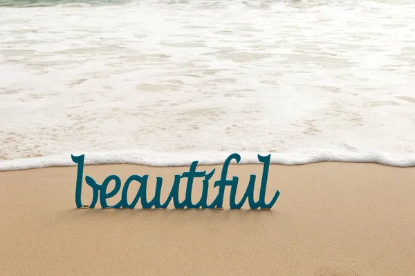 아름 다운-해변에서 파도와 모래에서 푸른 나무 단어 — 스톡 사진