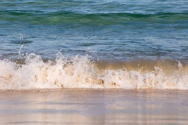 Spashing kum dalgalar