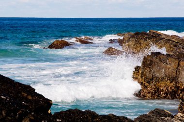 Sörf dalgalar üzerinde kayalık sahil şeridi - Blueys Beach, New South Wales, A