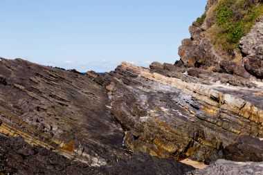 Engebeli kayalık sahil şeridi - Blueys Beach, New South Wales, Australi