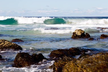 Sörf dalgalar üzerinde kayalık sahil şeridi - Blueys Beach, New South Wales, A